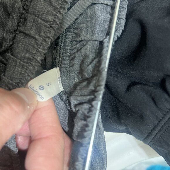 Lululemon Athletica T.H.E. Short 7" Liner Shorts Gray Small EUC Summer Workout - Picture 3 of 3
